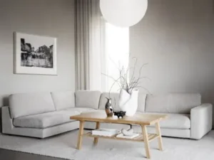 Rowico Home Duncan avokulmasohva vaaleanharmaalla kangasverhoilulla modernissa olohuoneessa. Tilava avokulmasohva sopii suureen oleskelutilaan ja rentoon yhdessäoloon.