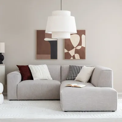 Syli Mini avokulmasohva vaaleanbeige kangasverhoilulla modernissa olohuoneessa. Kompakti avokulmasohva tarjoaa syvän istuinmukavuuden ja moduulirakenteen pieneen tilaan.