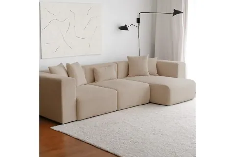 Beige Yolo Sohva med Divan 6-sits -divaanisohva vaaleassa modernissa olohuoneessa.